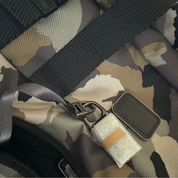 Camo Tumi duffel travel bag - Picture 4 of 8